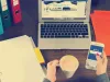 Meja kerja blogger dengan laptop dan catatan untuk audit konten website