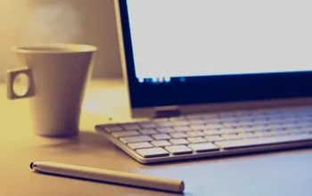 Blogger pemula memeriksa ide keyword di laptop sebelum menulis artikel