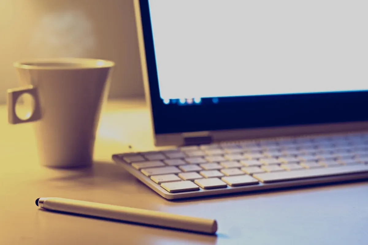 Blogger pemula memeriksa ide keyword di laptop sebelum menulis artikel