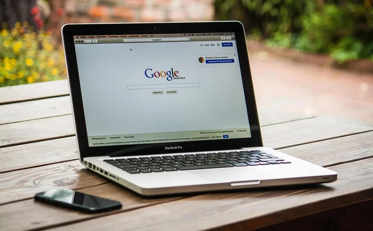 Blogger meninjau data dan catatan artikel lama sebelum menentukan tindakan