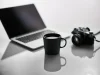Meja kerja blogger dengan laptop dan dashboard situs yang tertata