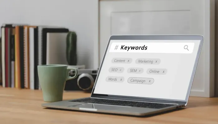 Laptop dan catatan saat menilai kebutuhan di balik pencarian Google