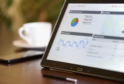 Meja kerja dengan laptop dan catatan untuk merencanakan optimasi situs