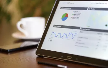 Meja kerja dengan laptop dan catatan untuk merencanakan optimasi situs