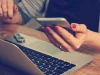 Meja kerja blogger dengan laptop dan catatan untuk merapikan kategori konten